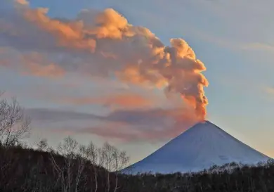 Nuevo sismo y volcán en erupción