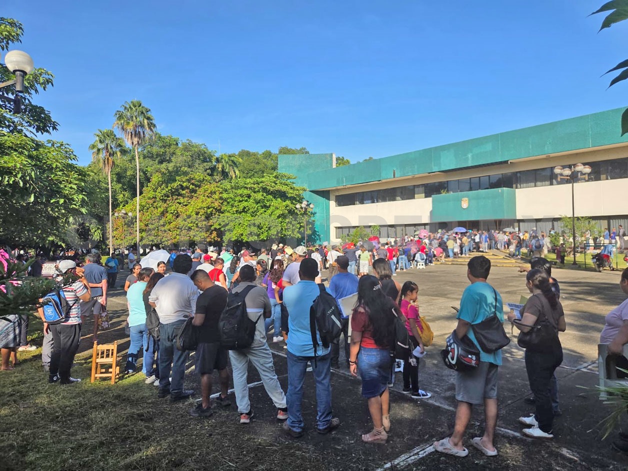Saturan oficinas de Finanzas en Tapachula