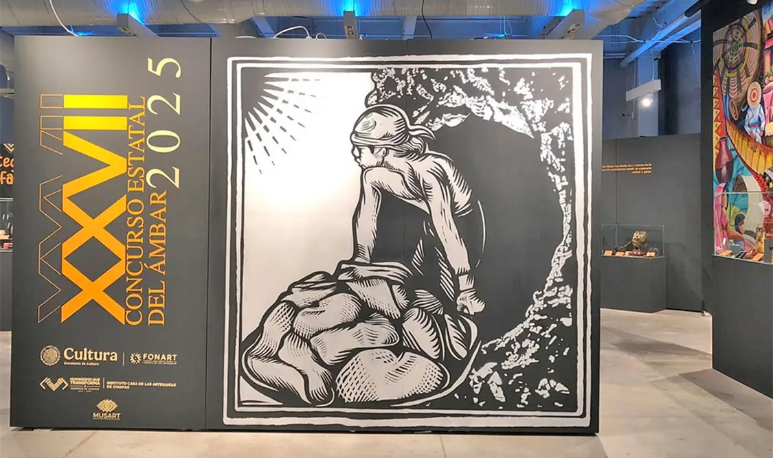 El mural que acompaña la exposición del Concurso Estatal de Ámbar 2025. Cortesía