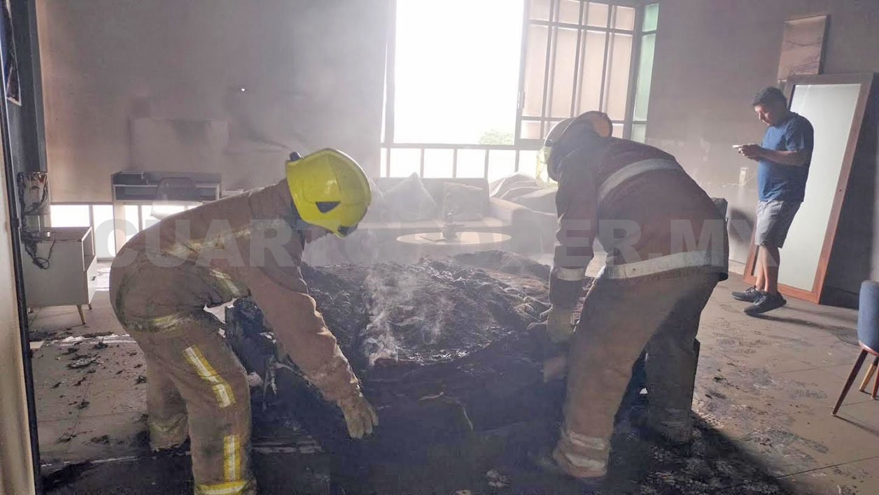 Se incendia habitación en barrio; bombero intoxicado