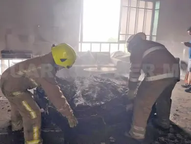 Se incendia habitación en barrio; bombero intoxicado