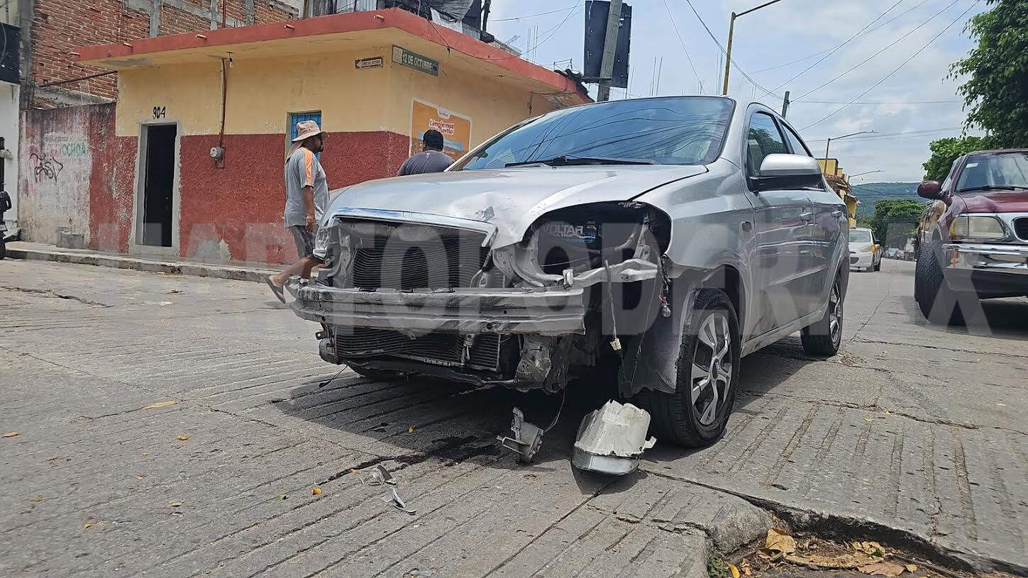 Colisión vehicular deja motorista lesionado