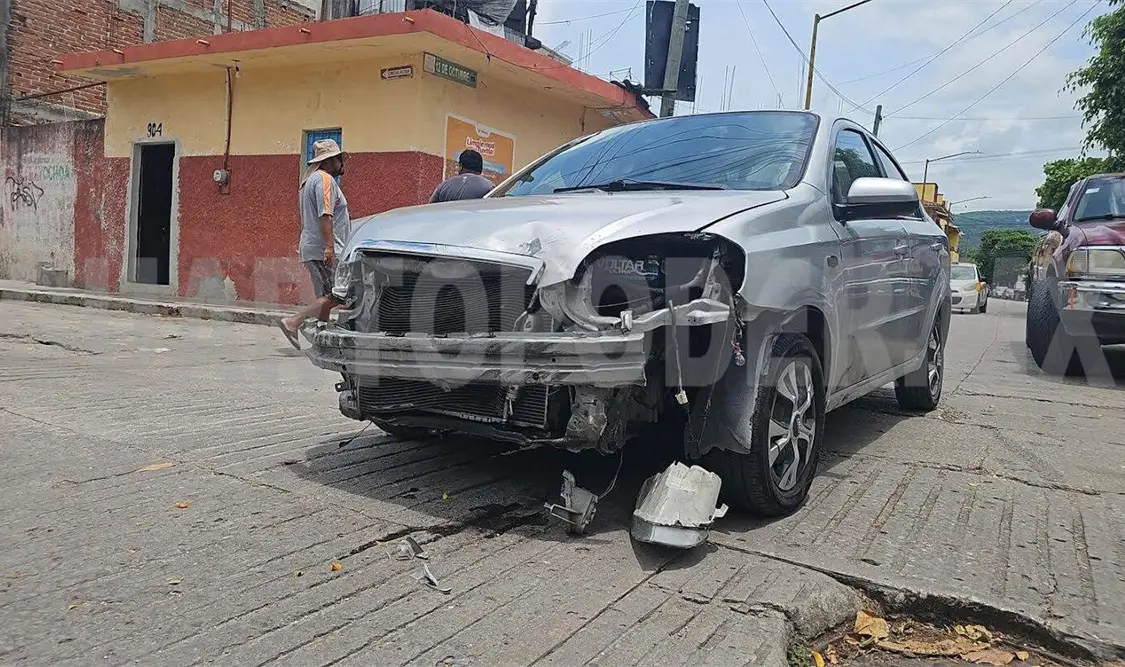Colisión vehicular deja motorista lesionado
