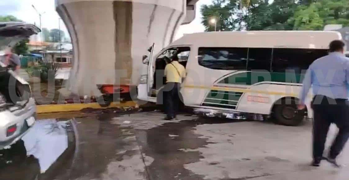 Colectivo se impacta en puesto ambulante
