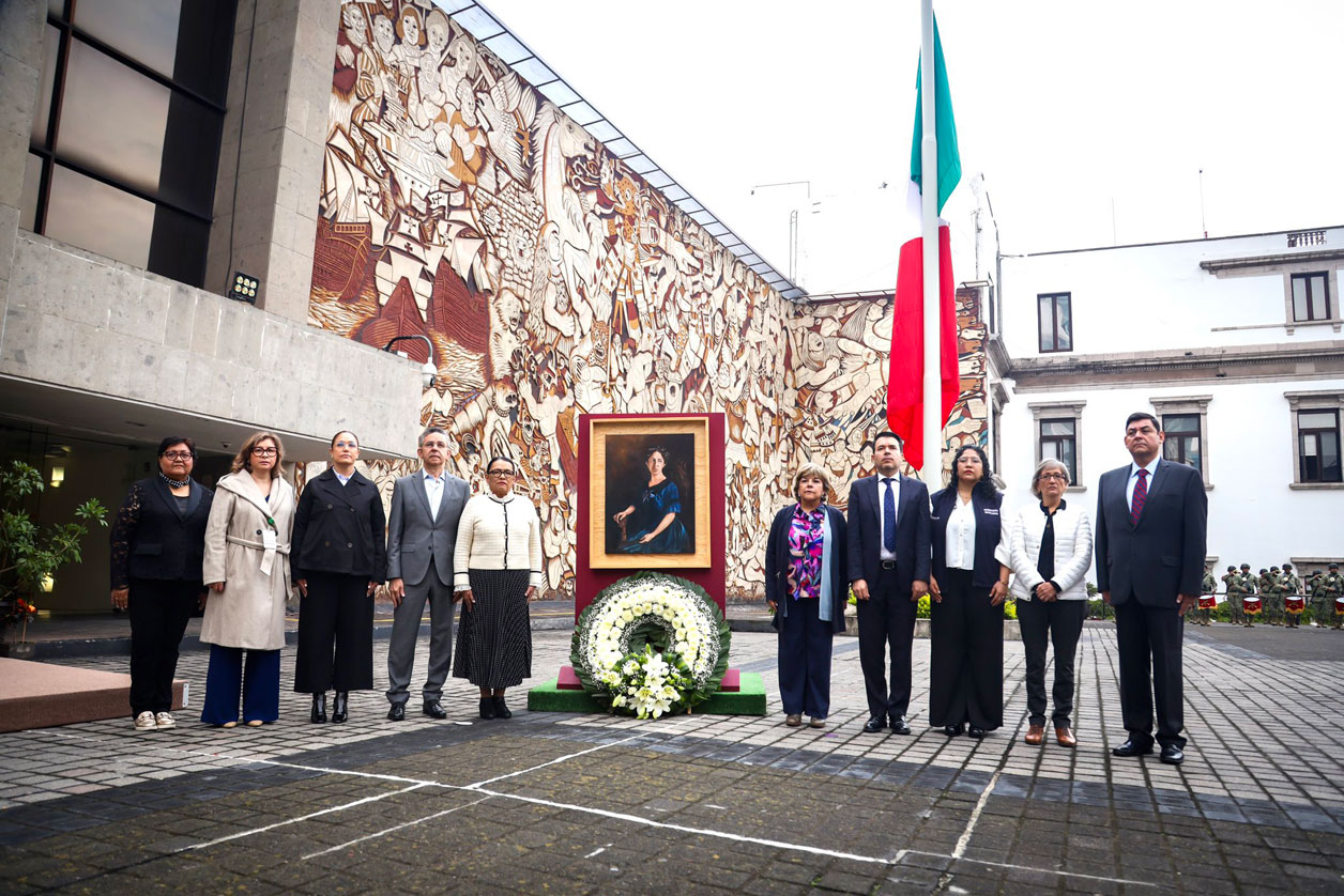 En memoria de una mujer izan bandera a media asta