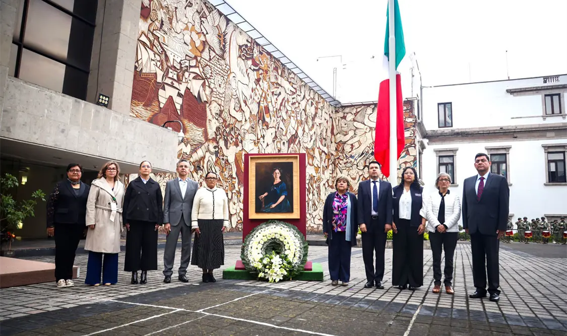 Por primera vez en la historia del país, la bandera nacional se izó a media asta en honor a la primera revolucionaria. Cortesía