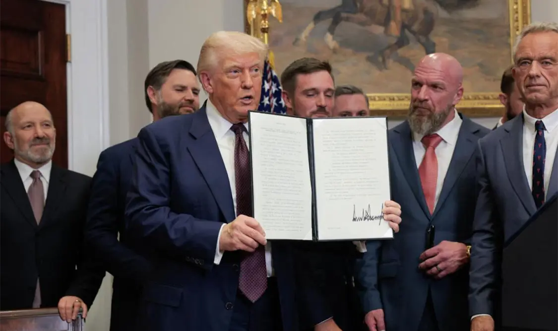 El mandatario estadounidense, Donald Trump, firmó el decreto que sube los aranceles a productos de decenas de países del mundo. Cortesía