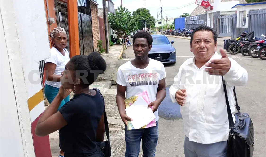 El haitiano Djef Decius inició un plantón a la entrada de las oficinas de Regularización de Estancia. Víctor Sánchez / CP