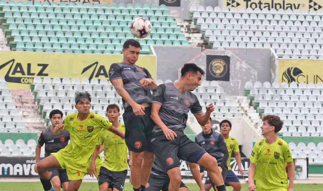 Miguel Ángel Guzmán durante un entrenamiento con Jaguares FC, buscando ganarse un lugar en el once titular. Cortesía