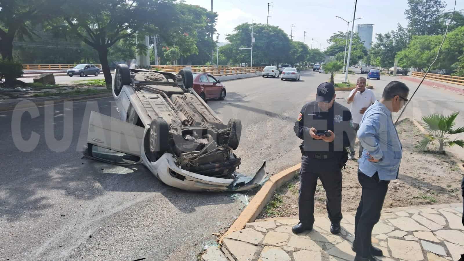 Vuelca automovilista en el libramiento Norte