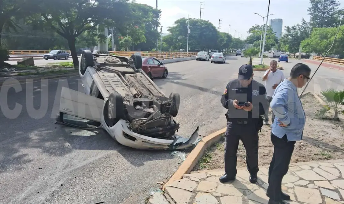 Vuelca automovilista en el libramiento Norte