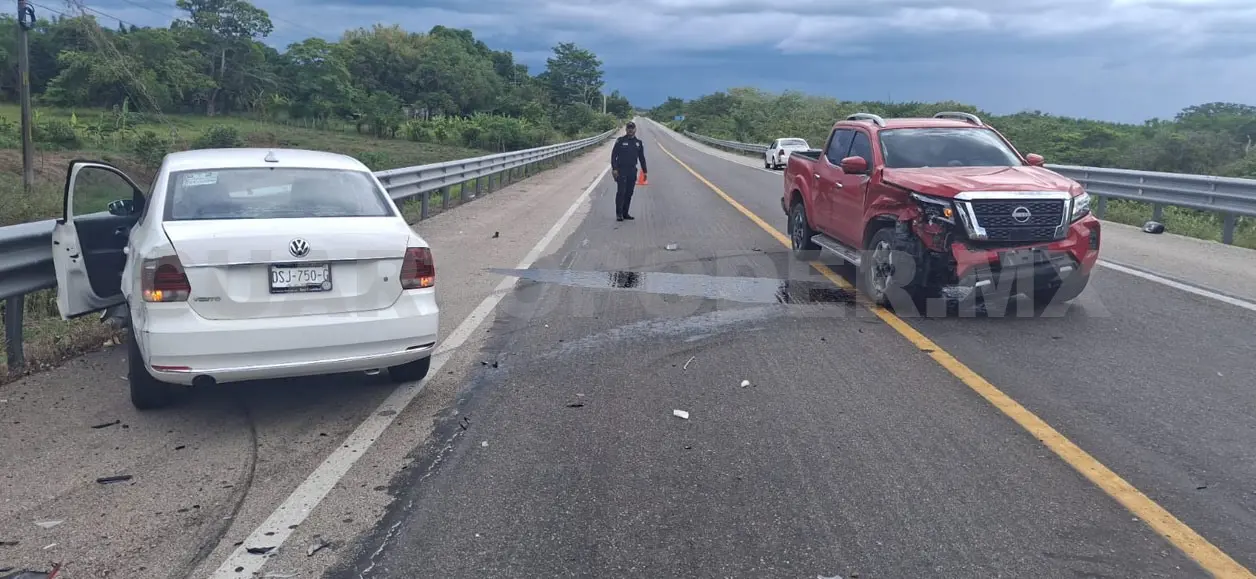 Un Vento y una Frontier chocaron de frente cuando uno de ellos invadió el carril contrario. Genaro Sánchez / CP