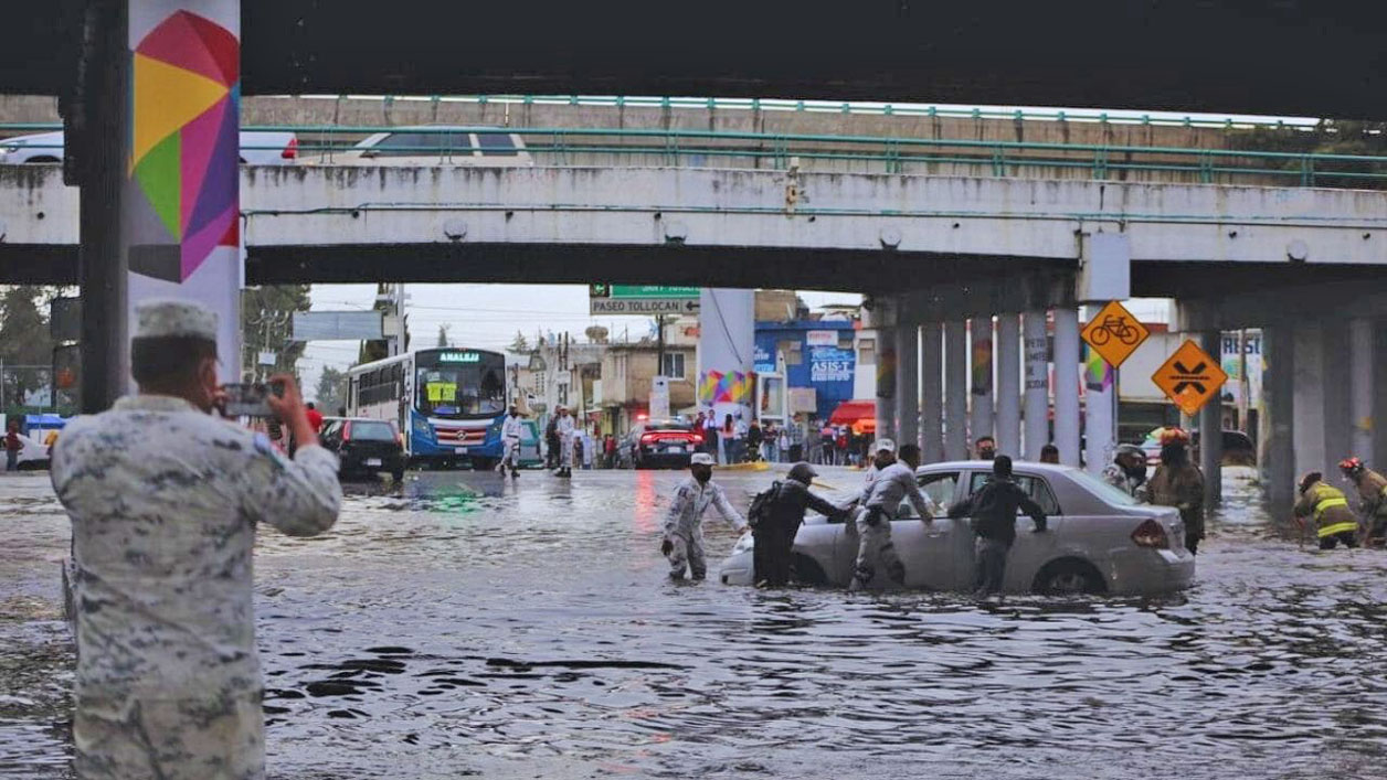 Inundaciones paralizan vialidades