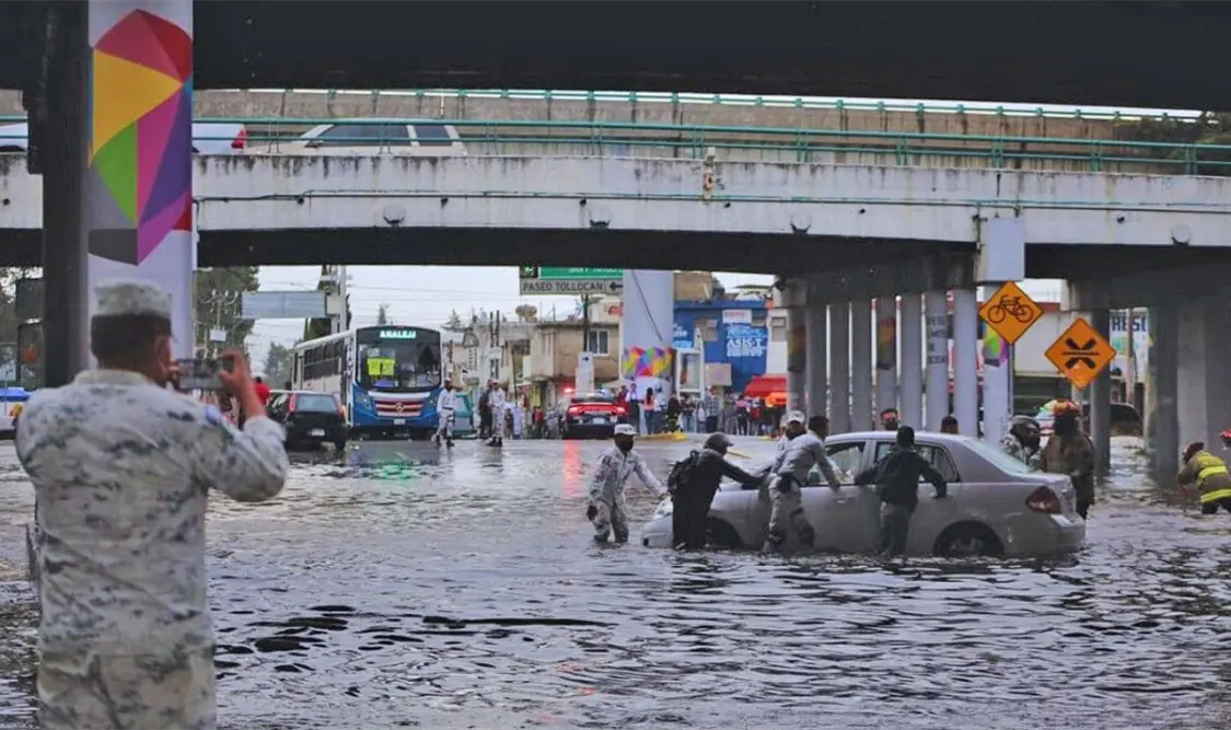 Inundaciones paralizan vialidades