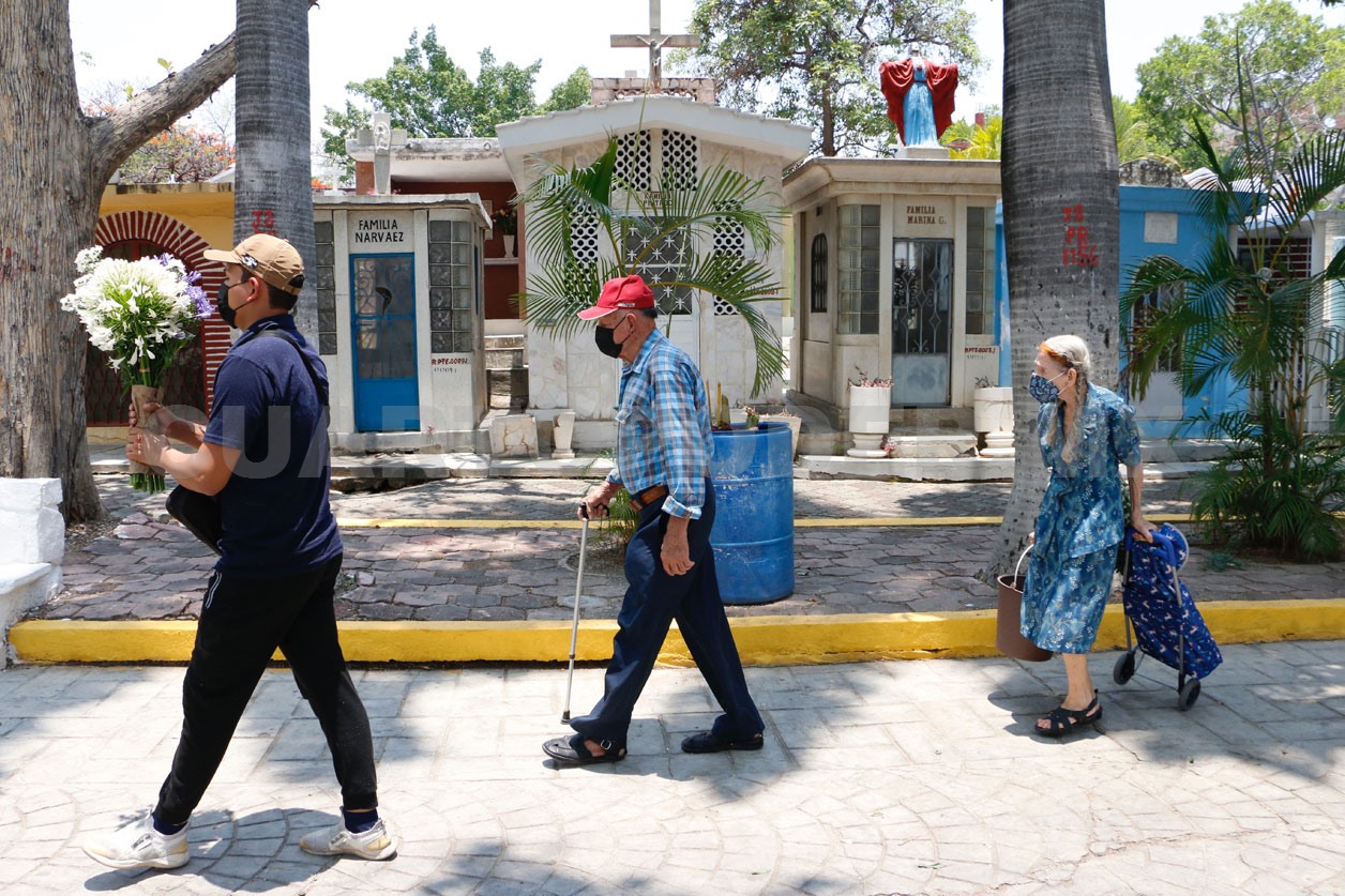 Denuncian abandono del Panteón Municipal