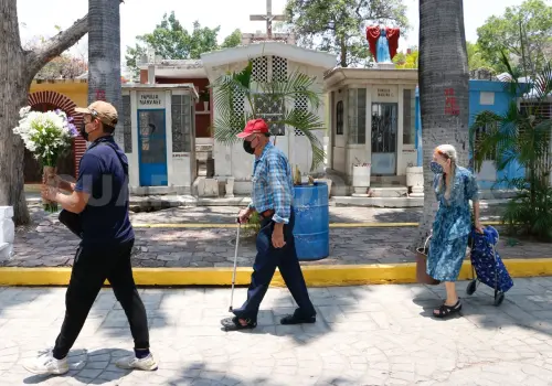 Denuncian abandono del Panteón Municipal