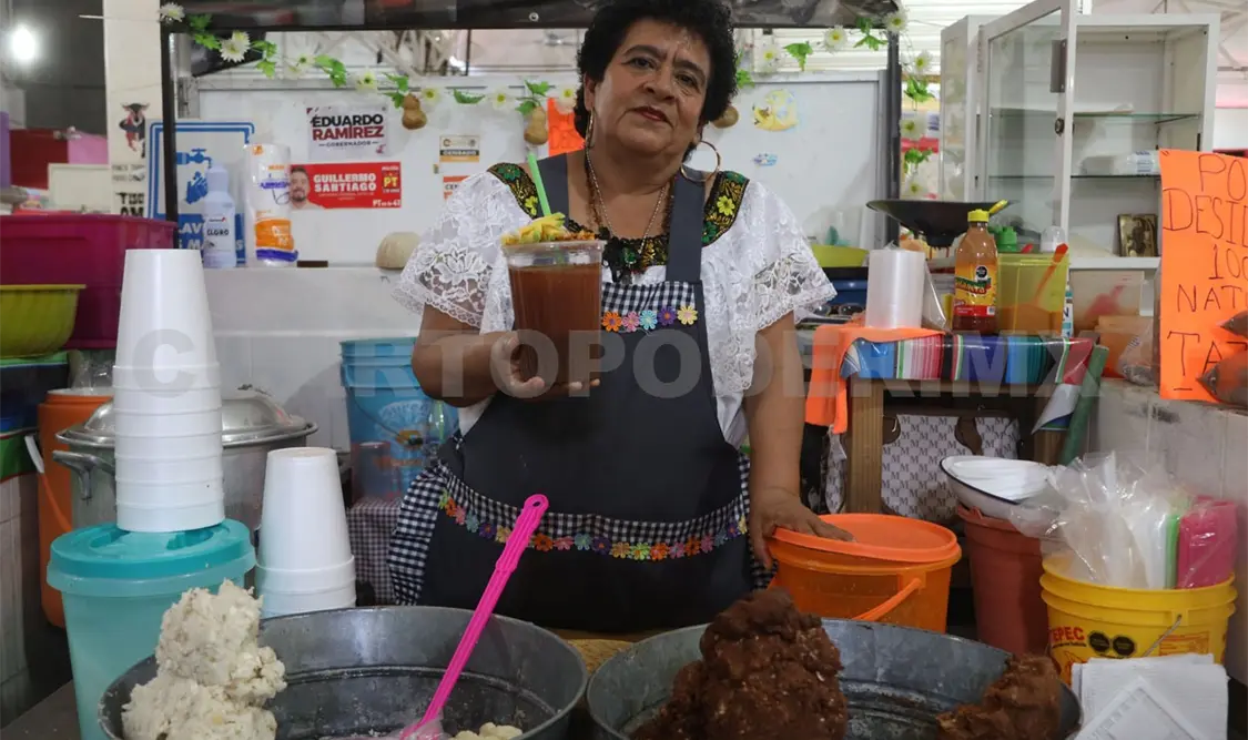 Doña Margarita lleva 48 años dedicada a vender pozol dentro del mercado Juan Sabines. Carlos López / CP