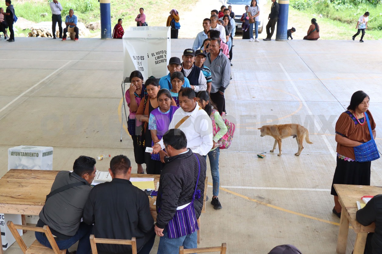 Una mujer y dos varones van por la alcaldía
