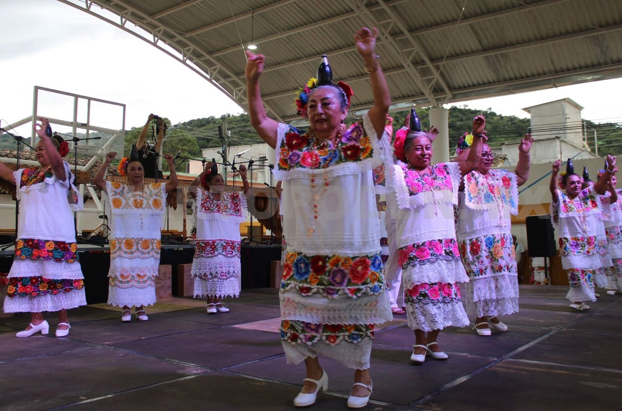 Presentan folclor de Quintana Roo