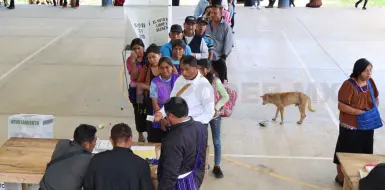 Una mujer y dos varones van por la alcaldía