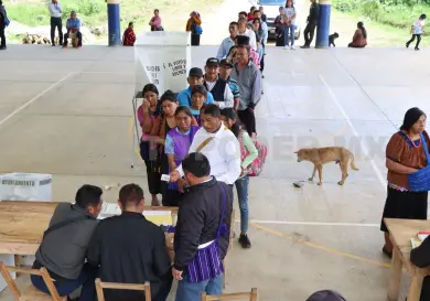 Una mujer y dos varones van por la alcaldía