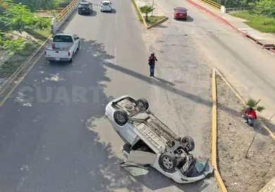 Vuelca automovilista en el libramiento Norte
