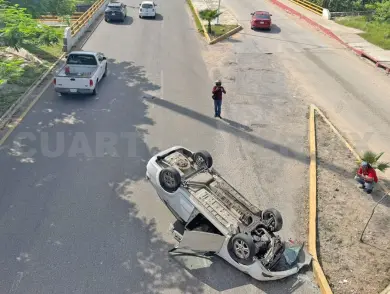 Vuelca automovilista en el libramiento Norte