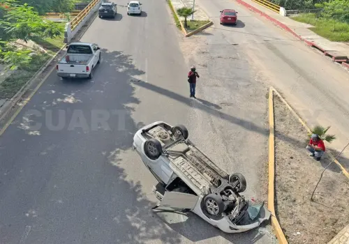 Vuelca automovilista en el libramiento Norte