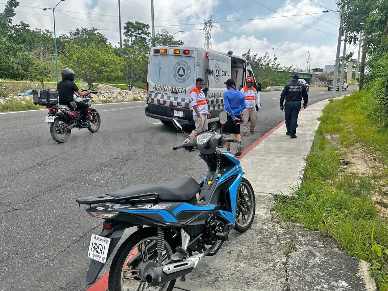 Derrapa a bordo de su motocicleta y resulta herido