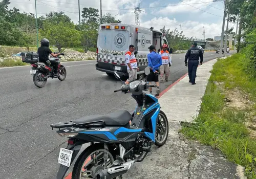 Derrapa a bordo de su motocicleta y resulta herido
