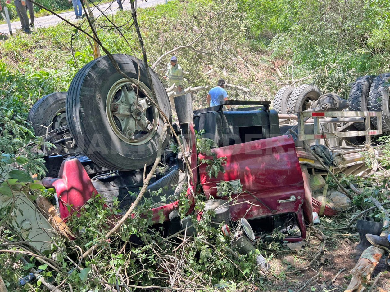 Vuelca camión con 10 toneladas de cemento