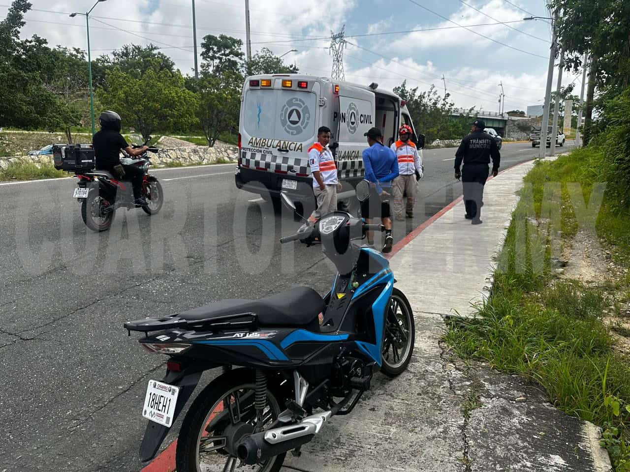 Derrapa a bordo de su motocicleta y resulta herido