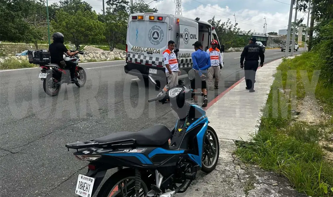 Derrapa a bordo de su motocicleta y resulta herido