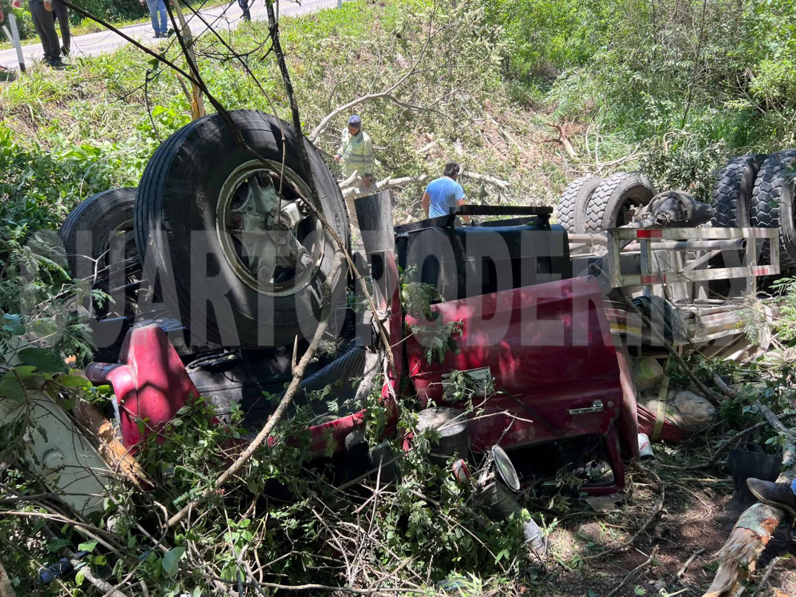 Vuelca camión con 10 toneladas de cemento