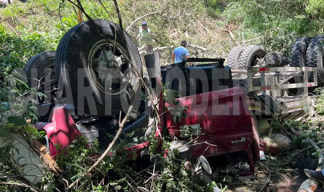 Vuelca camión con 10 toneladas de cemento