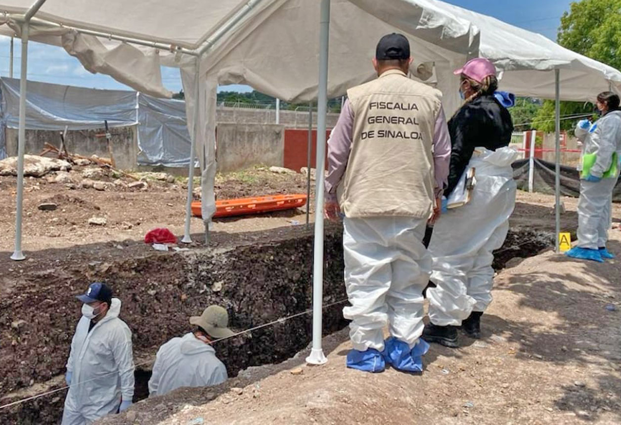 Suman 16 cuerpos exhumados de fosa común