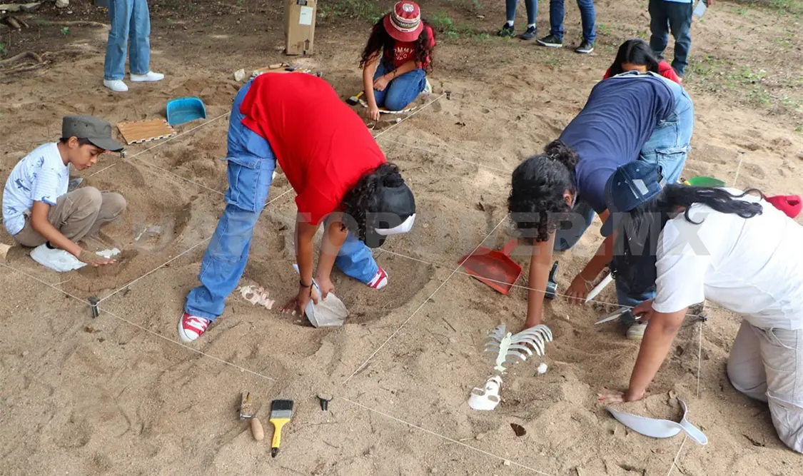 La rectora reconoció el trabajo de los que colaboraron en el curso para que niñas y niños aprendieran con diversión. Cortesía