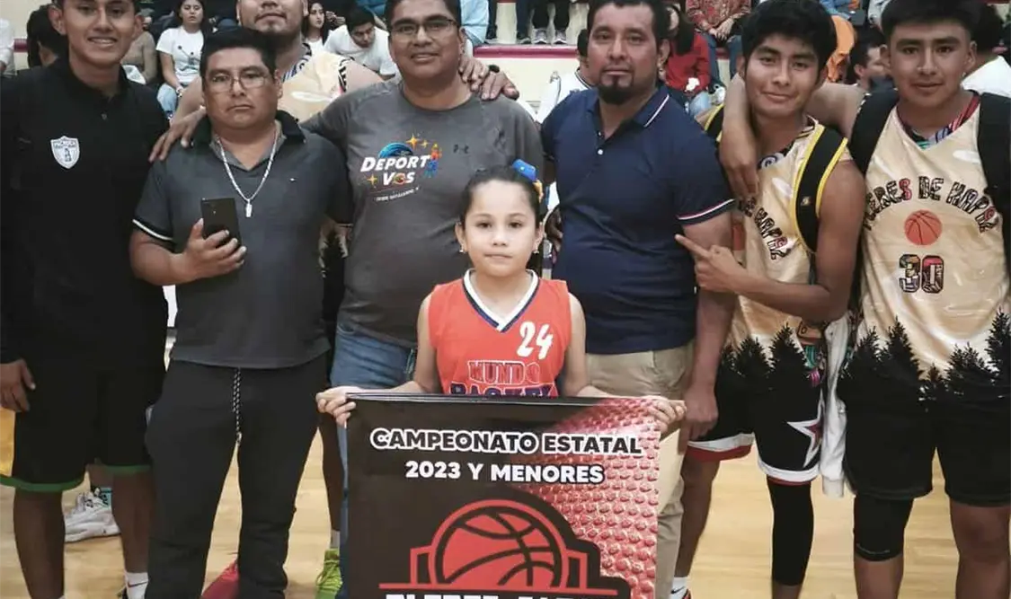 Jugadores y entrenadores reunidos durante la ceremonia que marcó el inicio del Estatal U22. Cortesía