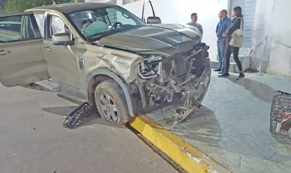 El conductor de una Ford Ranger circulaba al poniente y al llegar al cruce no se detuvo. Juan Orel / CP