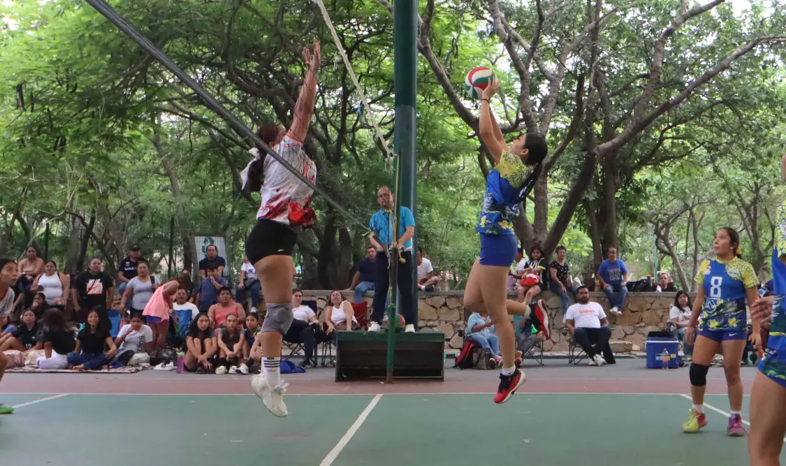 Guerreras y Gacelas disputaron un duelo intenso en la apertura de la jornada. Diego Pérez/CP