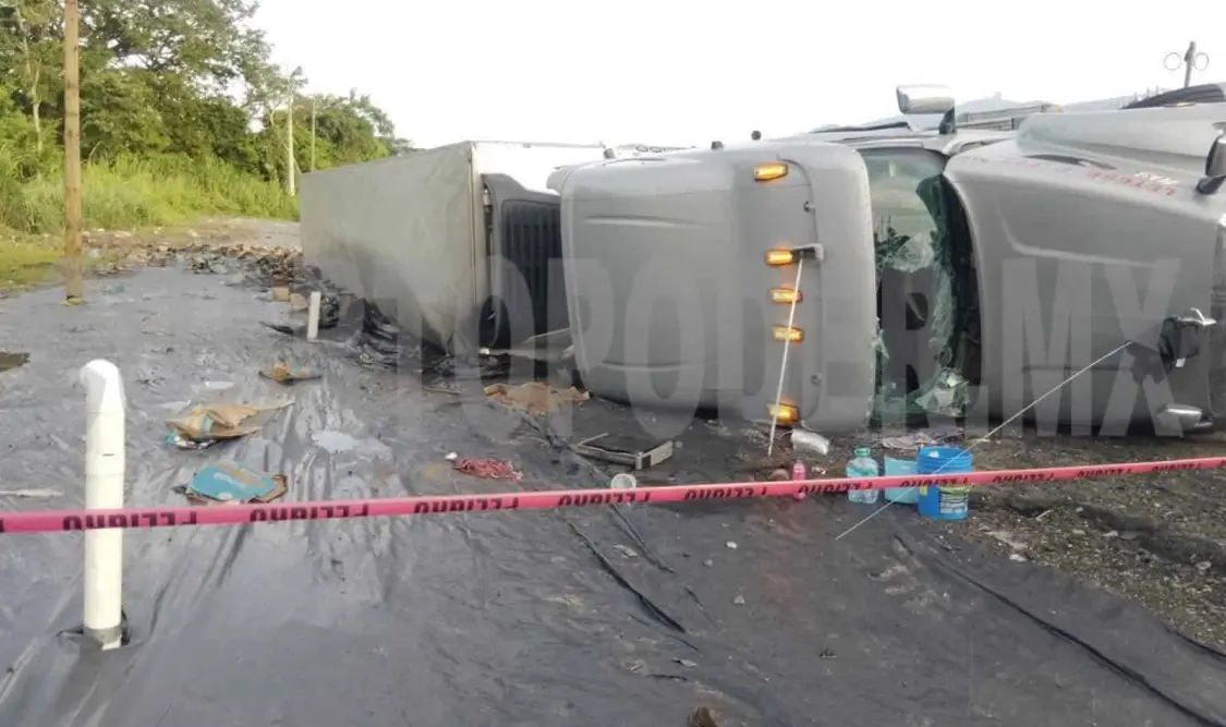 Vuelca un tráiler y policías evitan saqueo