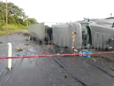 Vuelca un tráiler y policías evitan saqueo