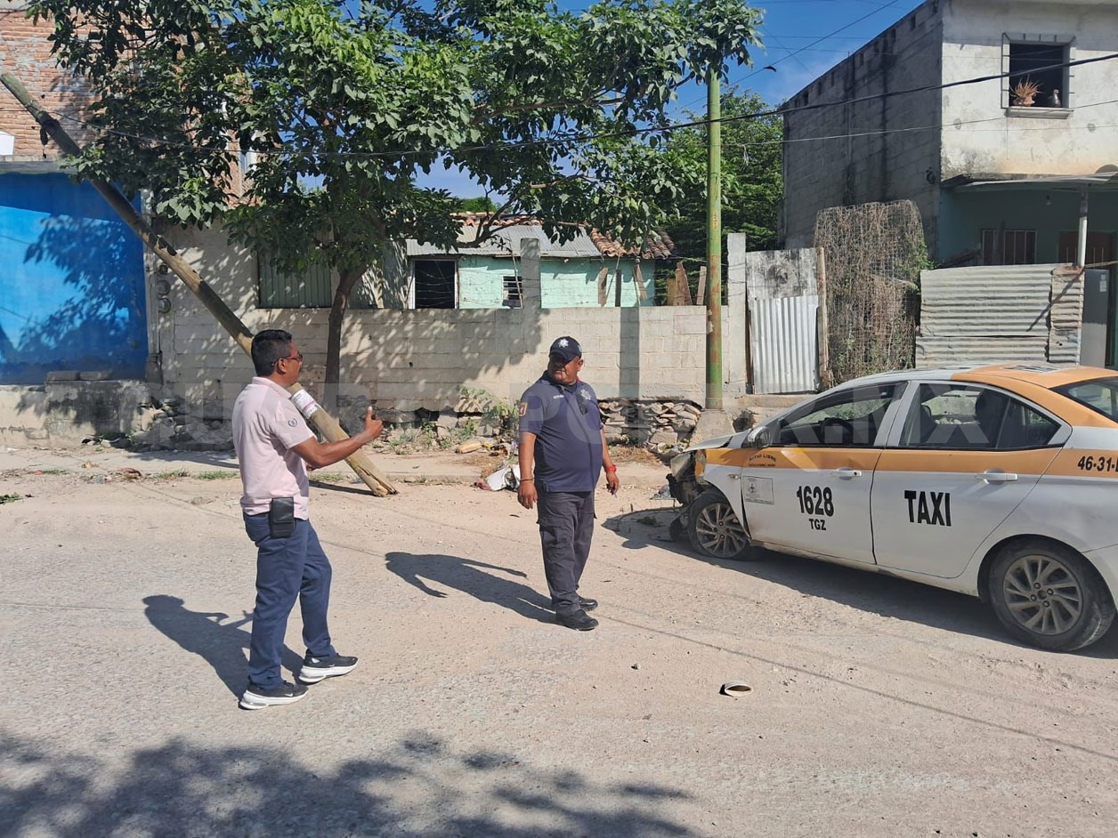 Se infarta taxista y su unidad se impacta en poste
