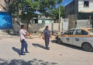 Se infarta taxista y su unidad se impacta en poste