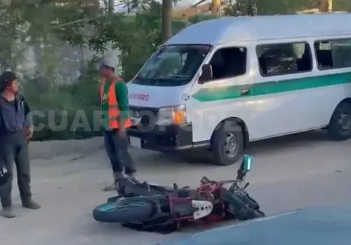 Derrapa al intentar rebasar y se fractura