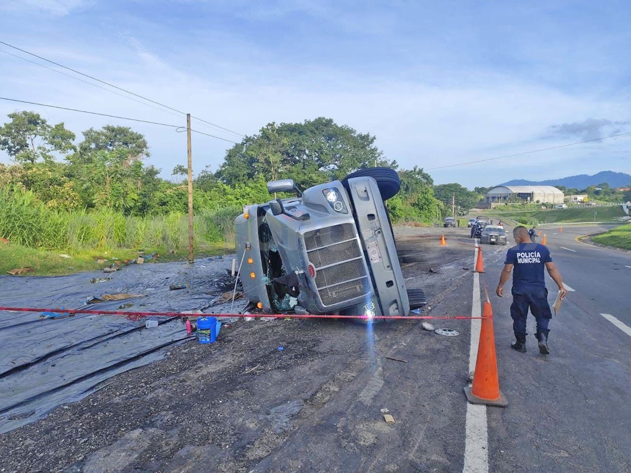 Vuelca un tráiler y policías evitan saqueo