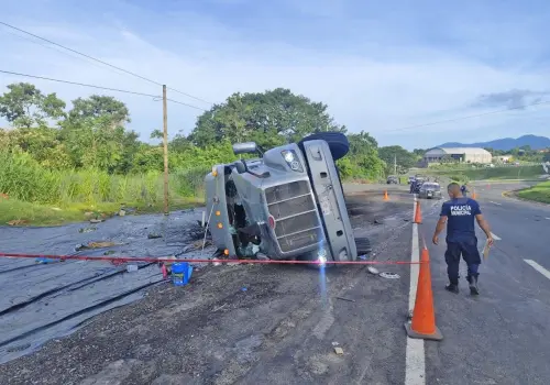Vuelca un tráiler y policías evitan saqueo