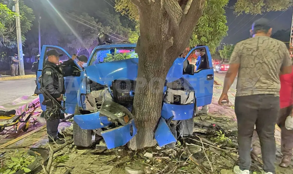 La pick up subió al camellón y se estampó en un árbol, quedando destrozada de la parte frontal. Ulises Villalobos / CP
