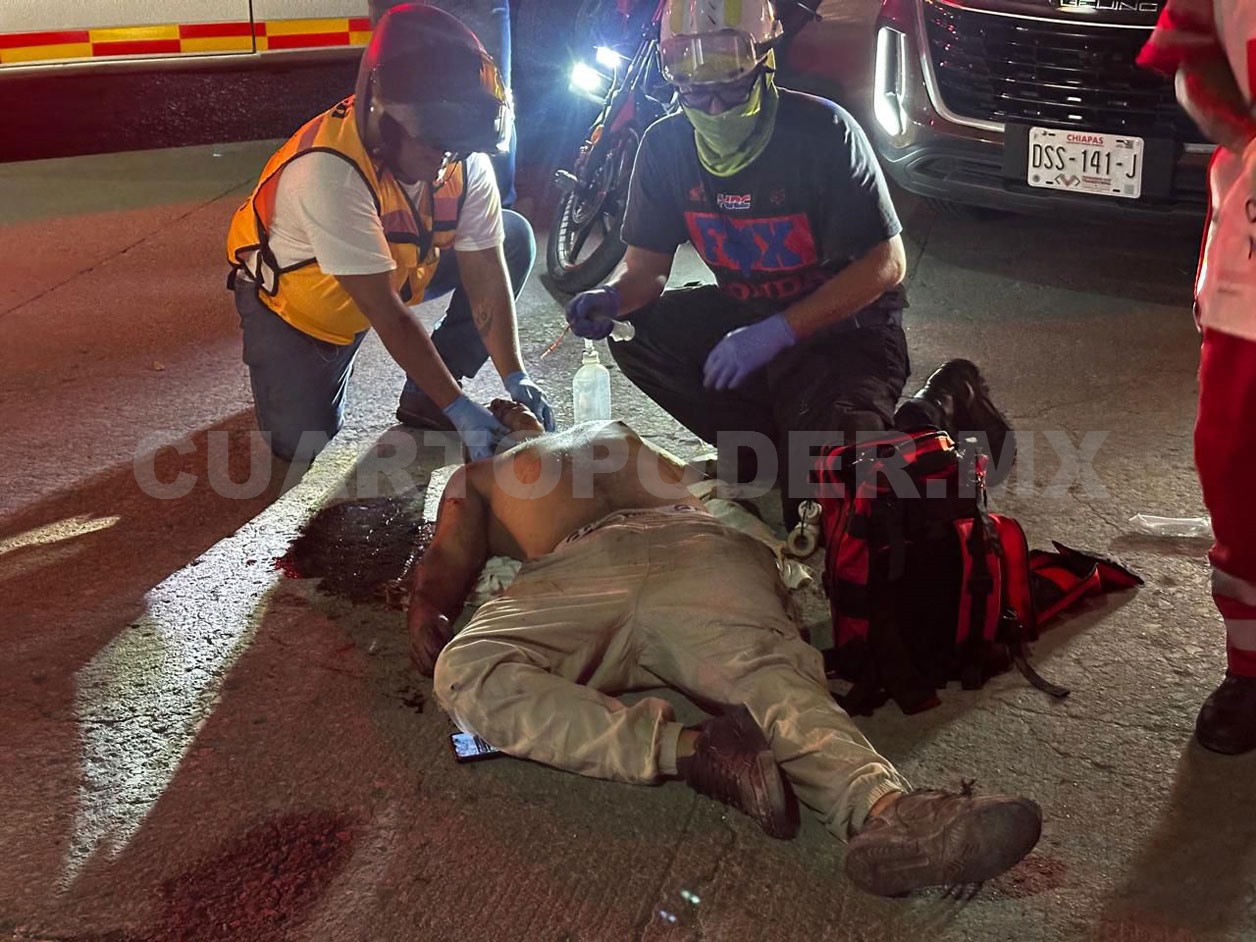 Derrapa motociclista y resulta con traumatismo