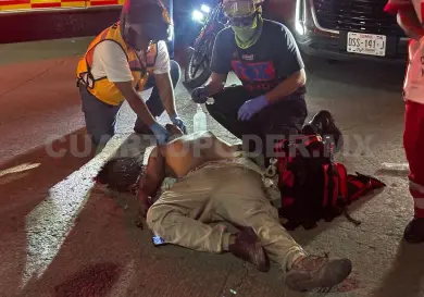 Derrapa motociclista y resulta con traumatismo
